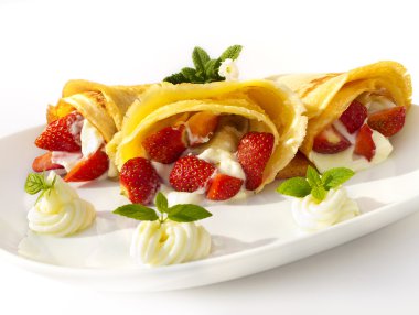 Krep (krep) ile çilek meyve, çırpılmış krema ve nane