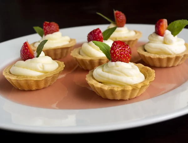 Gâteaux à la fraise, crème fouettée, gelée et menthe — Photo