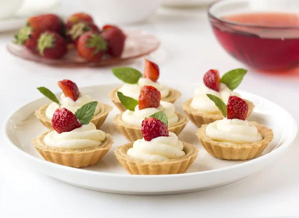 Gâteaux à la fraise, crème fouettée, gelée et menthe — Photo