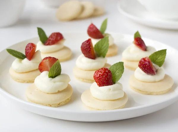 Kuchen mit Erdbeere, Schlagsahne, Gelee und Minze — Stockfoto