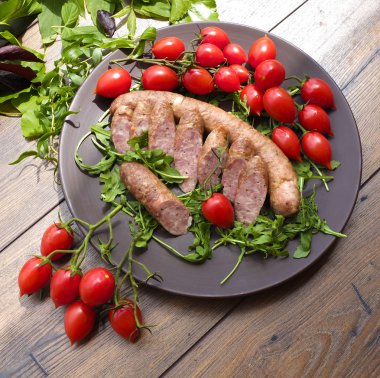 Tütsülenmiş sosis yeşillikleri, cherry domates ile