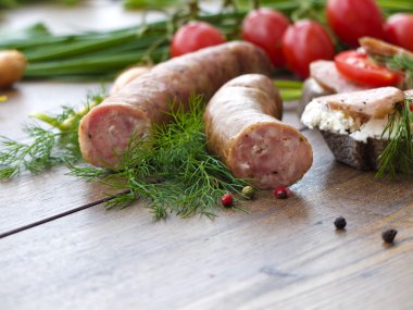 Yeşillikleri ile kurutulmuş Sosis füme