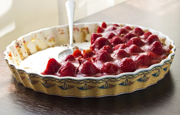 Homemade tart cake with fresh strawberries in baking mold — Stock Photo, Image
