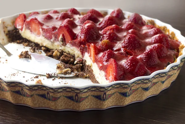 Homemade tart cake with fresh strawberries in baking mold — Stock Photo, Image