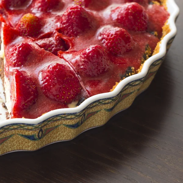 Gâteau tarte maison aux fraises fraîches dans un moule à pâtisserie — Photo