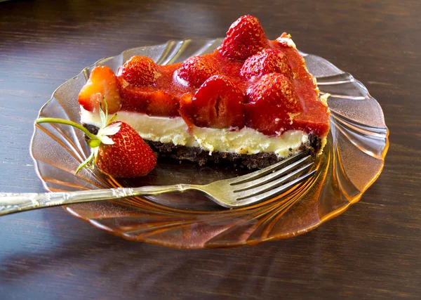 Tarte aux fraises avec garniture crème — Photo