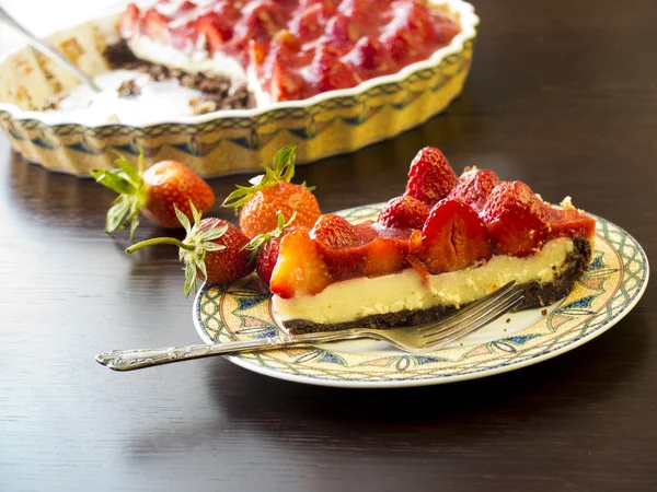 Erdbeertorte mit Sahnefüllung und Backform — Stockfoto