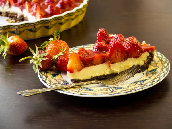 Tarte aux fraises avec remplissage à la crème et moule de cuisson — Photo