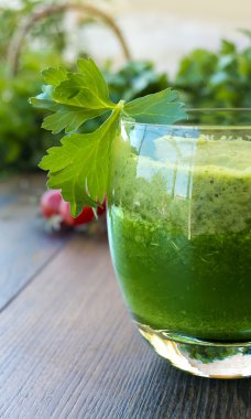 Taze yeşil smoothie sağlık ve Detoks için