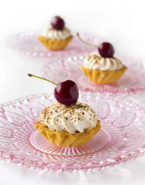 Cupcake con cerezas y crema batida — Foto de Stock