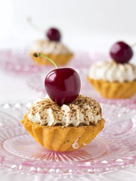 Cupcake con cerezas y crema batida — Foto de Stock