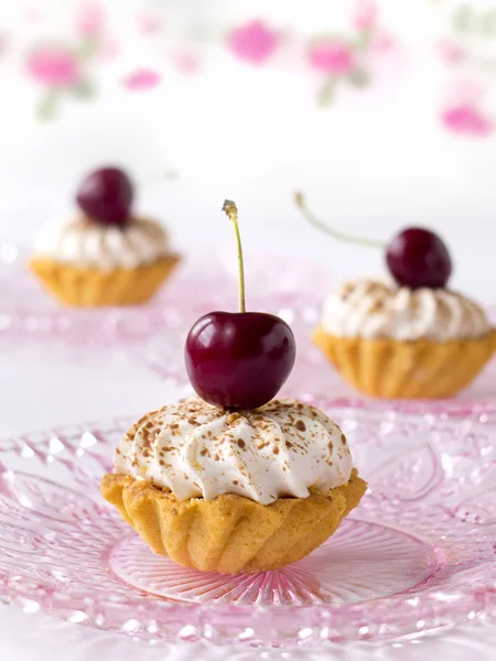 Cupcake con cerezas y crema batida —  Fotos de Stock