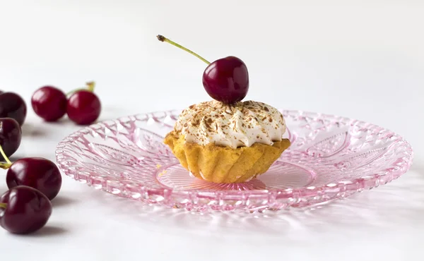 Cupcake con cerezas y crema batida —  Fotos de Stock