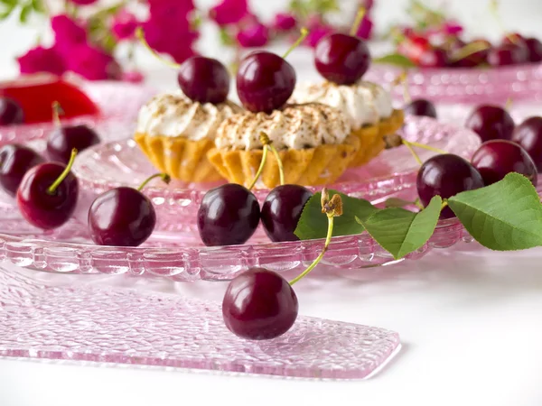 Cupcake con cerezas y crema batida —  Fotos de Stock