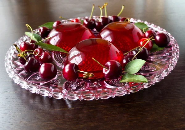 Dessert rafraîchissant d "été - gelée de baies rouges aux cerises sur fond sombre, mise au point sélective — Photo