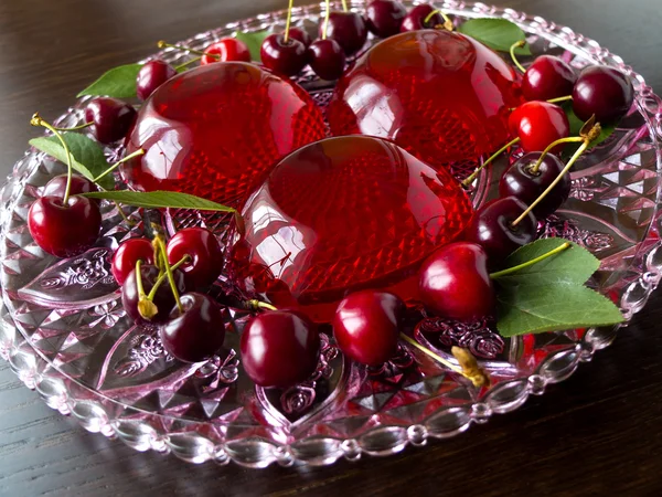 Dessert rafraîchissant d "été - gelée de baies rouges aux cerises sur fond sombre, mise au point sélective — Photo