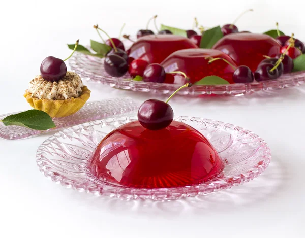Dessert rafraîchissant d "été - gelée de baies rouges aux cerises — Photo