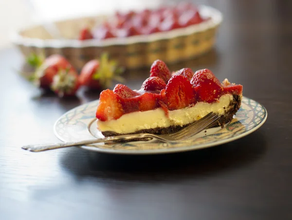 Dessert d'été gâteau tarte aux fraises avec remplissage à la crème et moule à pâtisserie — Photo