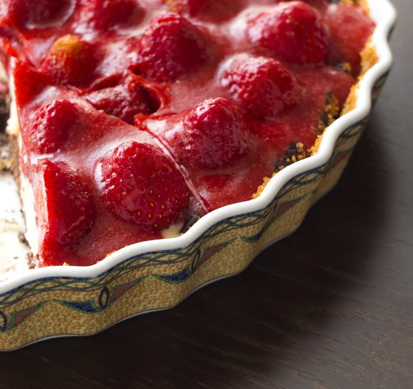 Letni deser - truskawka kwaśny ciasto kremem napełniania i formy do pieczenia — Zdjęcie stockowe