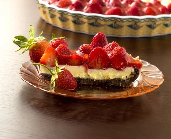 Sommer-Dessert - Erdbeertorte mit Sahnefüllung und Backform — Stockfoto