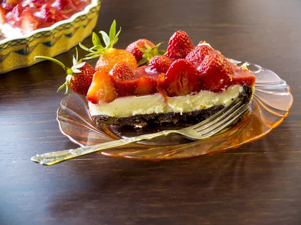 Postre de verano pastel de tarta de fresa con relleno de crema y molde para hornear —  Fotos de Stock