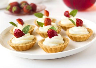 Birçok kek, taze meyve (çilek), ile cupcakes çırpılmış krema, jöle ve nane şekeri