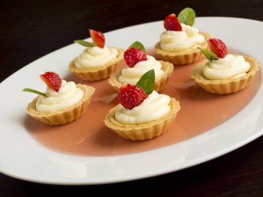 Çilek, çırpılmış krema, jöle ve nane ile kek