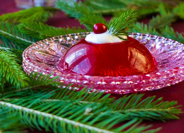 Gelée de baies rouges sur plaque de verre avec arbre de Noël — Photo