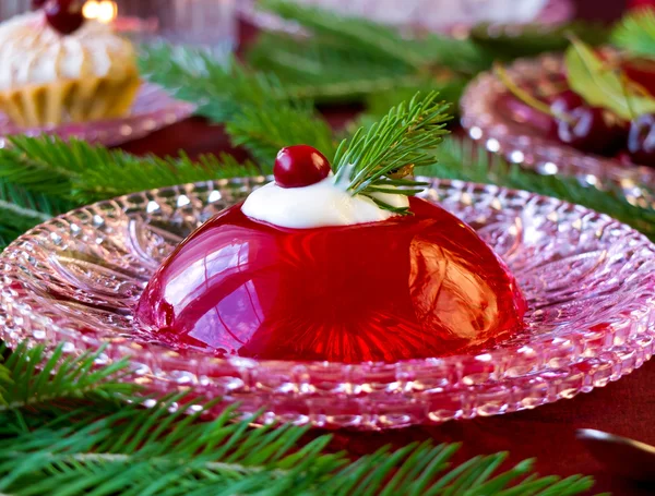 Gelée de baies rouges sur plaque de verre avec arbre de Noël — Photo