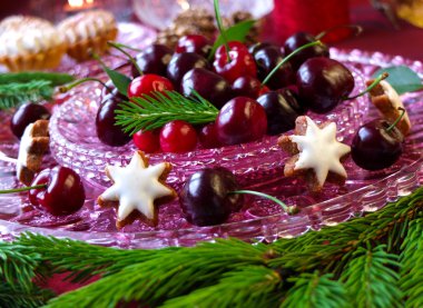 Noel tatlısı - kırmızı meyveler kiraz, kızılcık ve Noel tweeg