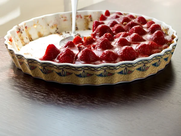 Tarte aux fraises avec garniture à la crème et moule à pâtisserie — Photo