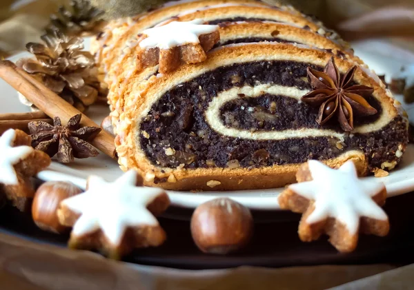 Gâteau aux graines de pavot de Noël sur une assiette avec décoration — Photo