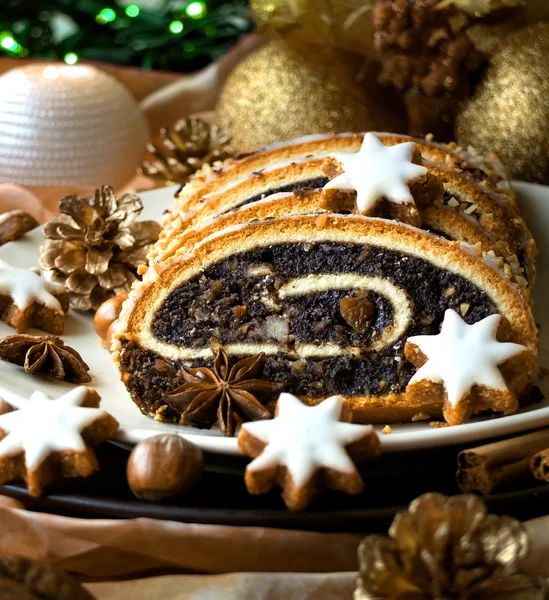 Gâteau aux graines de pavot de Noël sur une assiette avec décoration — Photo