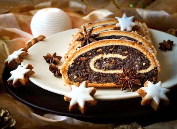 Gâteau aux graines de pavot de Noël sur une assiette avec décoration — Photo