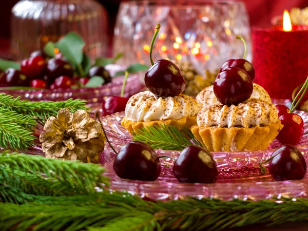 Dessert de Noël - cupcakes aux baies rouges cerises et canneberges à la brindille de Noël — Photo