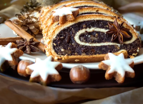 Gâteau aux graines de pavot de Noël sur une assiette avec décoration — Photo