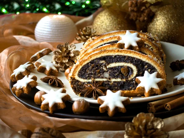 Gâteau aux graines de pavot de Noël sur une assiette avec décoration — Photo