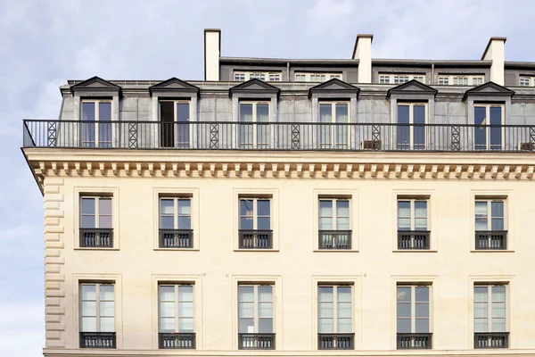 Bina arka plan mavi gökyüzünde Paris üzerinde — Stok fotoğraf