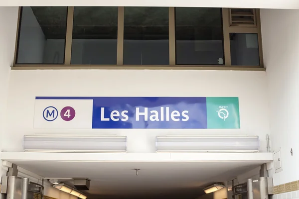 Nome da estação de metrô em Paris 09 / 06 / 2016 — Fotografia de Stock