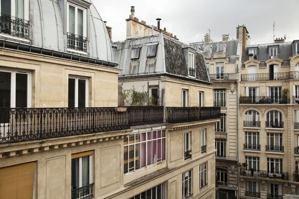 Paris'te bir konut binanın üst katlarda — Stok fotoğraf