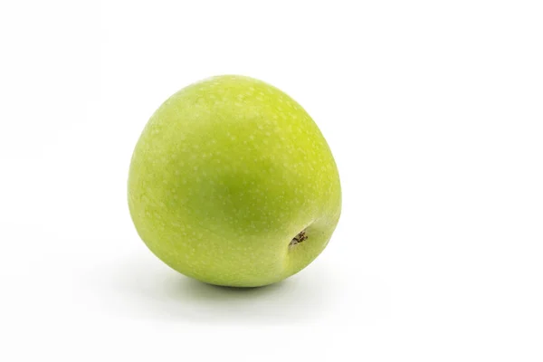 Sobre un fondo blanco yace una manzana verde fresca — Foto de Stock