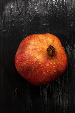 Olgun küçük bir el bombası ahşap bir arka planda yatıyor.