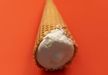 Fotoğraf tatlı bir ikramı gösteriyor. Dondurma bu. Waffle külahında dondurma. Fotoğrafta sadece bir dondurma var.