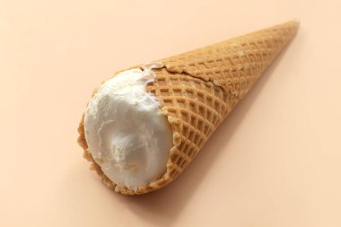 Fotoğraf tatlı bir ikramı gösteriyor. Dondurma bu. Waffle külahında dondurma. Fotoğrafta sadece bir dondurma var.