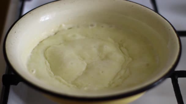 Video Ohne Ton Eine Person Kocht Grießbrei Auf Milch Ohne — Stockvideo