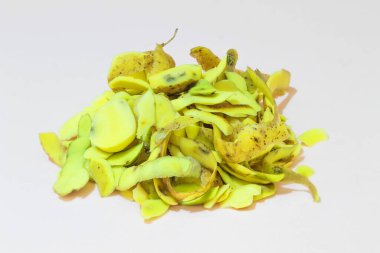 Pembe arka planı olan bir fotoğraf israfı gösterir. Patateslerden sonraki temizlik bu.