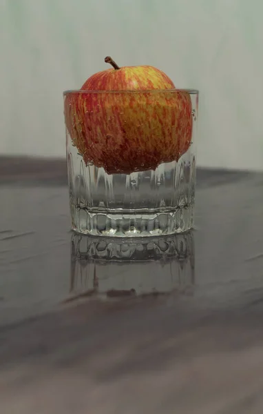 Vertical Photo Shows Image Apple Glass Water Whole Red Apple — Foto de Stock