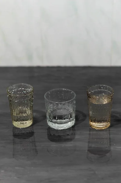 Photo Shows Image Glasses Water Lot Water Glasses Stand Dark — ストック写真