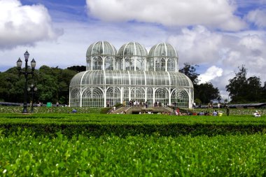 Curitiba, Paran, Brezilya - 26 Aralık 2020: Curitiba Botanik Bahçesinin mimarisi güneşli bir günde. 