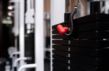 Simülatör blok rehabilitasyon tripleksi. Büyük fayanslar çelikten yapılmıştır.